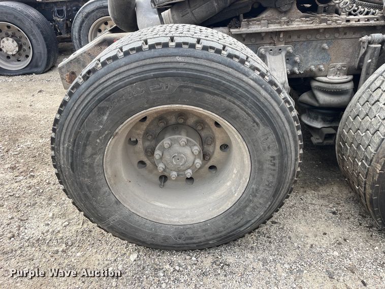 image for item LD9310 2007 Volvo VN Series semi truck