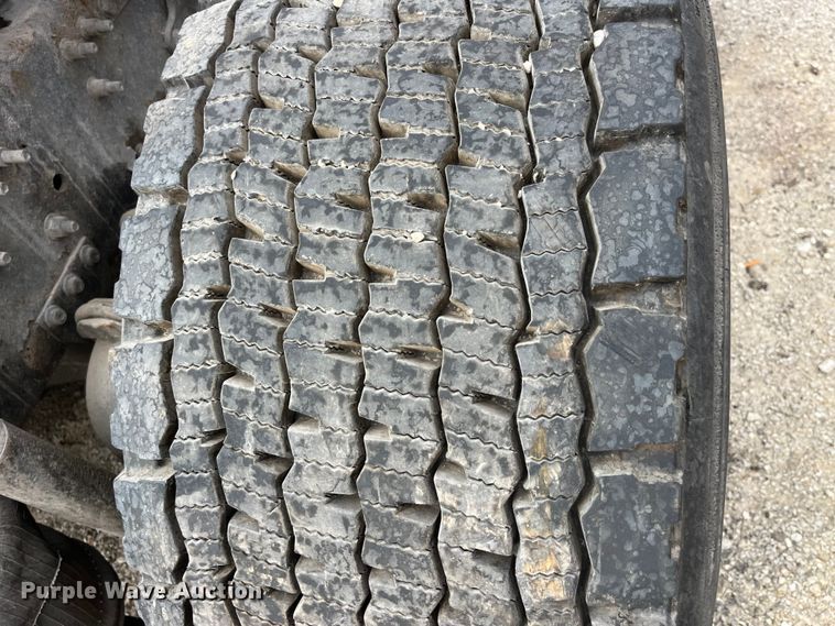 image for item LD9310 2007 Volvo VN Series semi truck