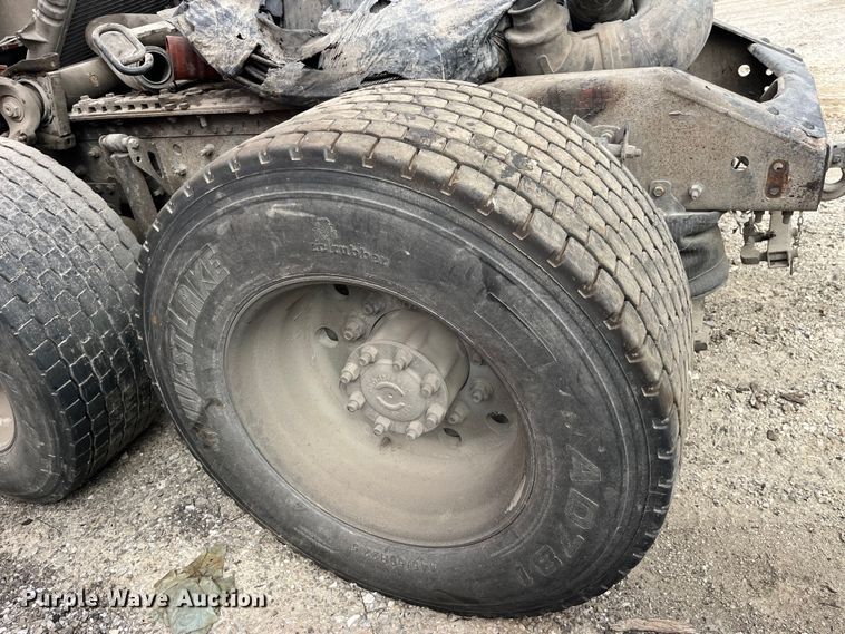 image for item LD9310 2007 Volvo VN Series semi truck