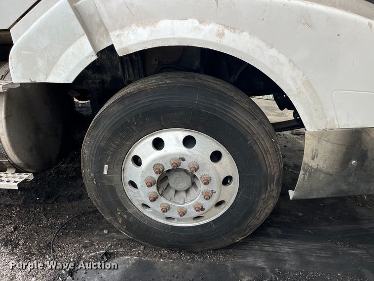 image for item LD9310 2007 Volvo VN Series semi truck