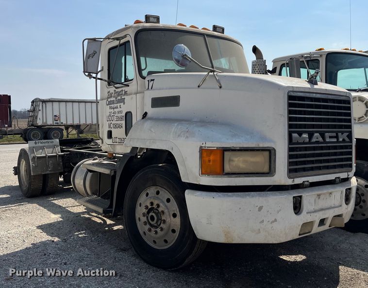 image for item LD9311 1996 Mack CH613 semi truck