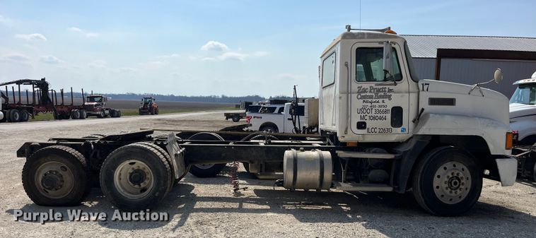 image for item LD9311 1996 Mack CH613 semi truck