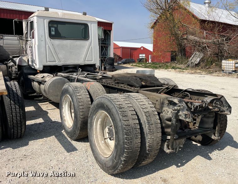 image for item LD9311 1996 Mack CH613 semi truck