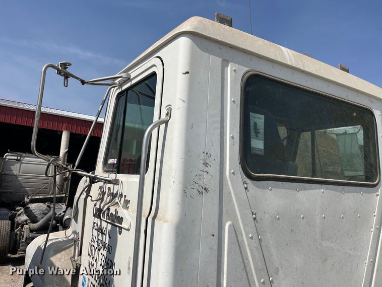 image for item LD9311 1996 Mack CH613 semi truck