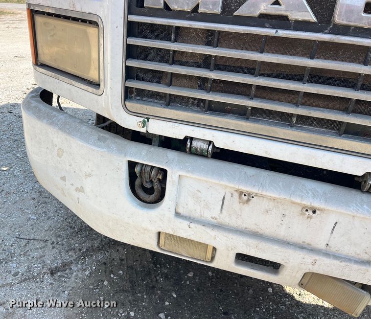 image for item LD9311 1996 Mack CH613 semi truck