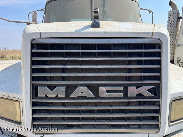 image for item LD9311 1996 Mack CH613 semi truck