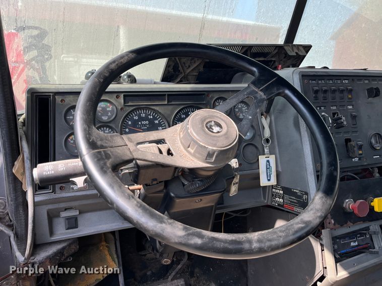 image for item LD9311 1996 Mack CH613 semi truck