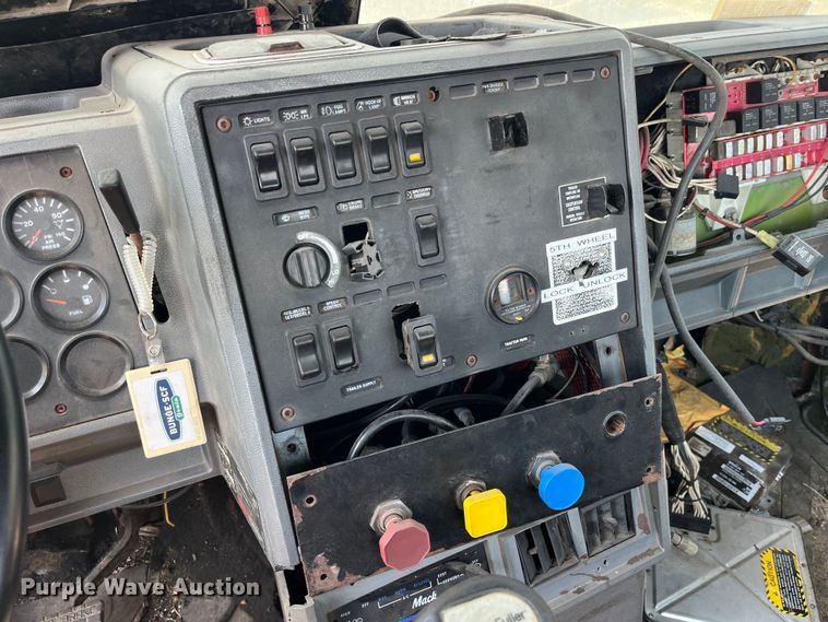 image for item LD9311 1996 Mack CH613 semi truck