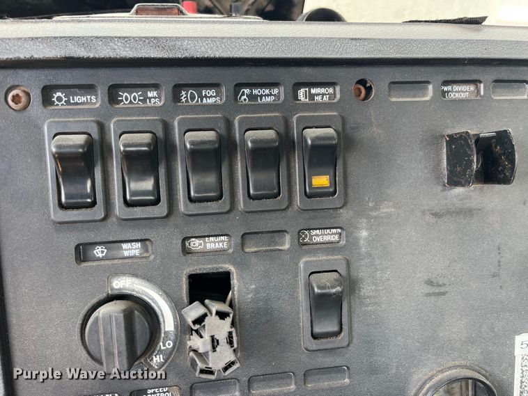 image for item LD9311 1996 Mack CH613 semi truck