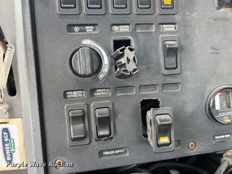 image for item LD9311 1996 Mack CH613 semi truck