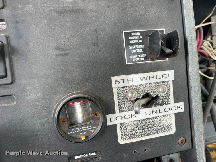 image for item LD9311 1996 Mack CH613 semi truck