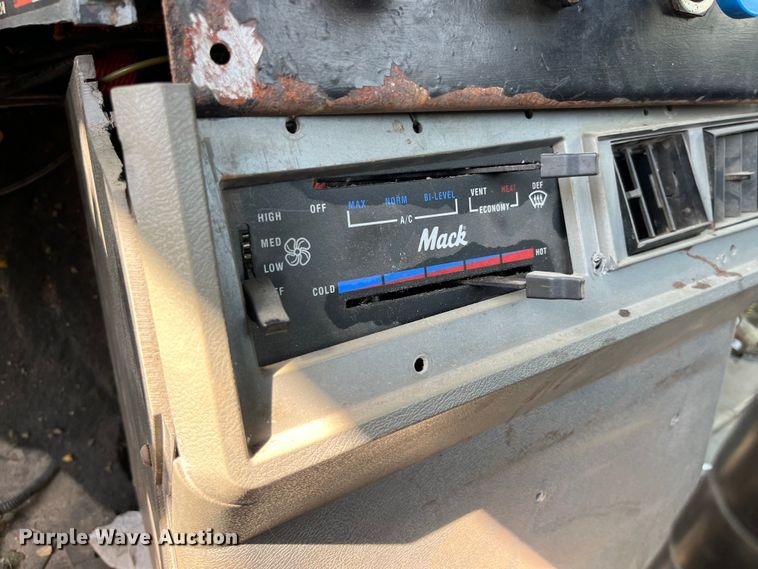 image for item LD9311 1996 Mack CH613 semi truck