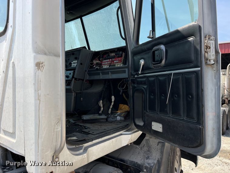 image for item LD9311 1996 Mack CH613 semi truck