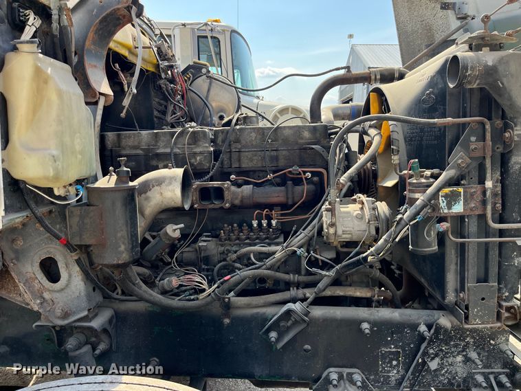 image for item LD9311 1996 Mack CH613 semi truck