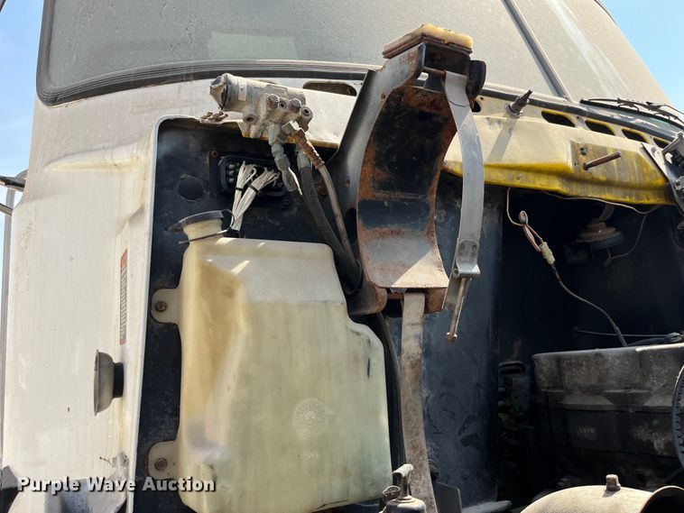 image for item LD9311 1996 Mack CH613 semi truck