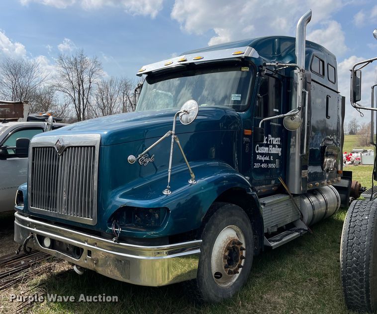 image for item LD9313 2005 International  9400i semi truck