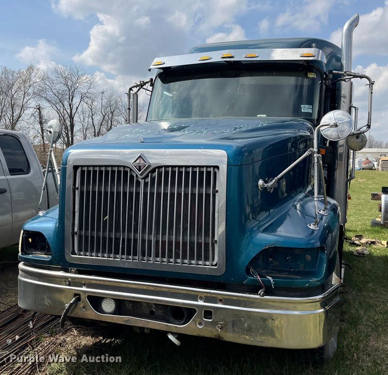 image for item LD9313 2005 International  9400i semi truck