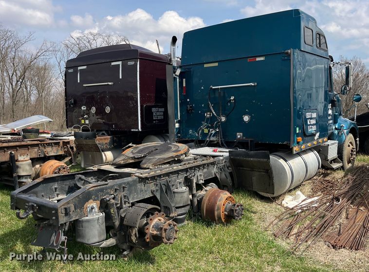 image for item LD9313 2005 International  9400i semi truck