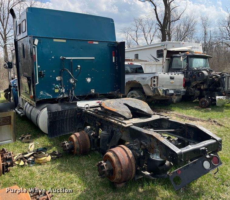 image for item LD9313 2005 International  9400i semi truck