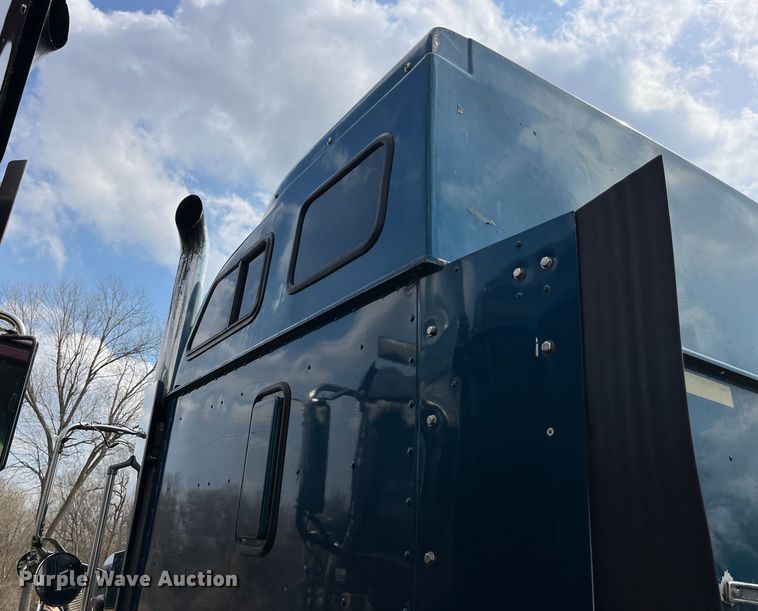 image for item LD9313 2005 International  9400i semi truck