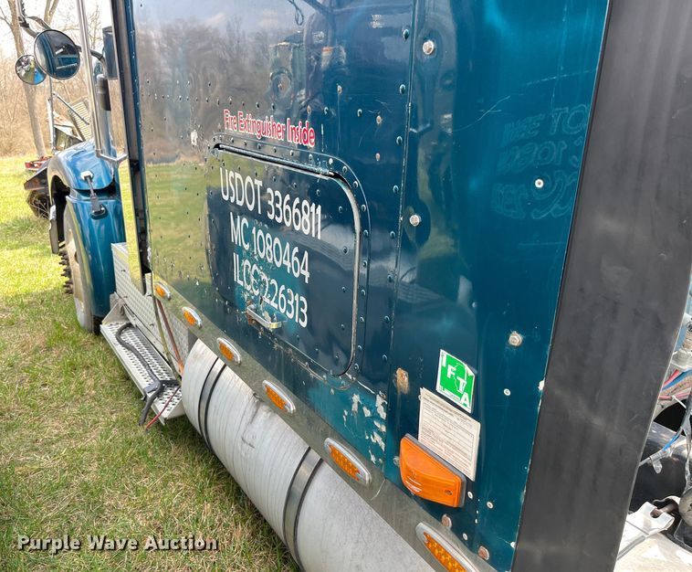 image for item LD9313 2005 International  9400i semi truck