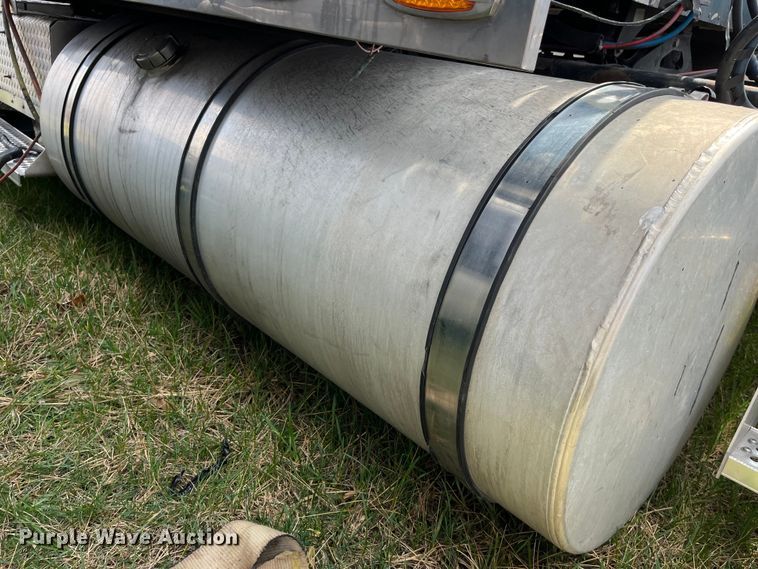 image for item LD9313 2005 International  9400i semi truck