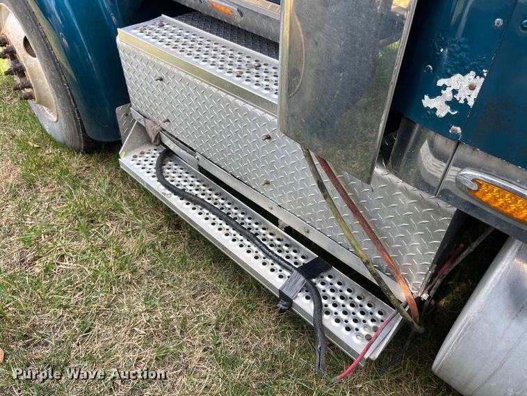 image for item LD9313 2005 International  9400i semi truck