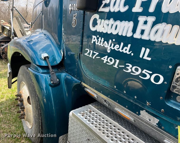 image for item LD9313 2005 International  9400i semi truck