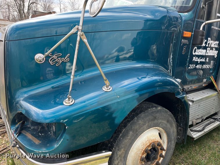 image for item LD9313 2005 International  9400i semi truck