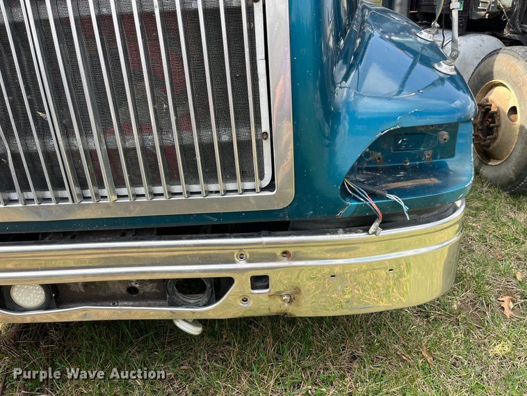 image for item LD9313 2005 International  9400i semi truck