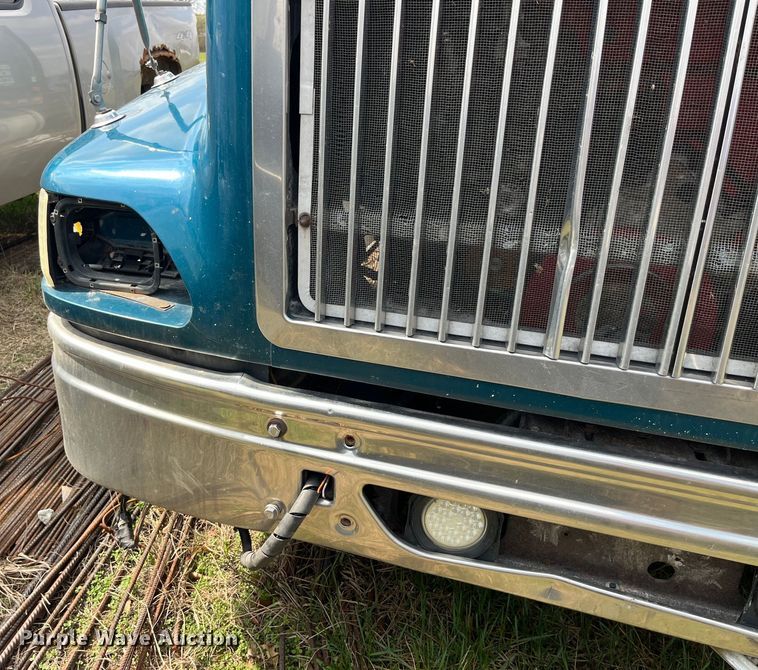 image for item LD9313 2005 International  9400i semi truck