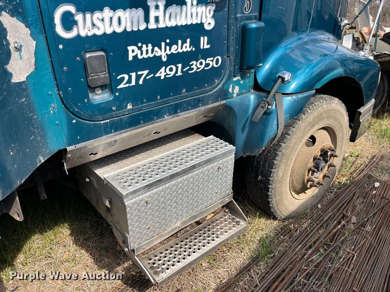 image for item LD9313 2005 International  9400i semi truck