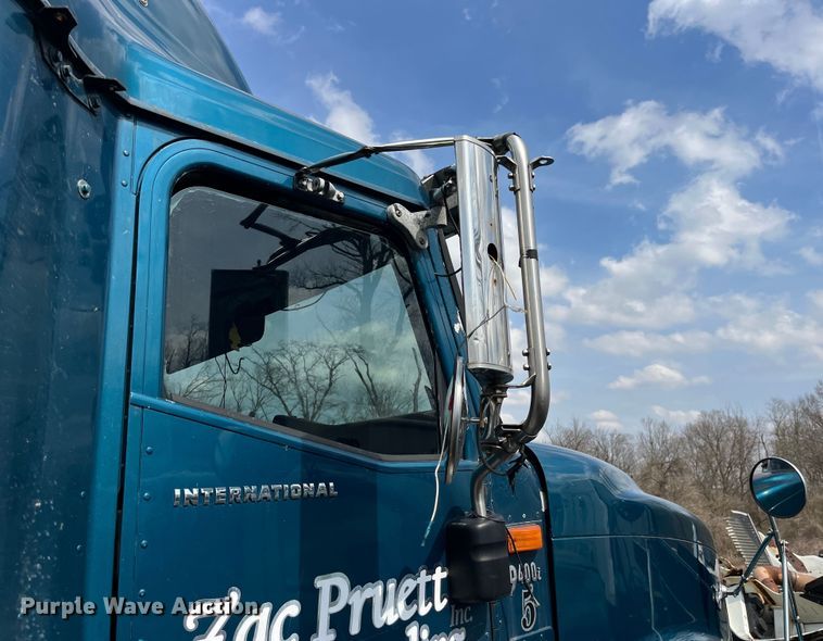 image for item LD9313 2005 International  9400i semi truck