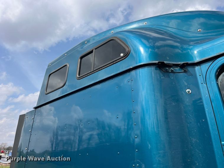 image for item LD9313 2005 International  9400i semi truck