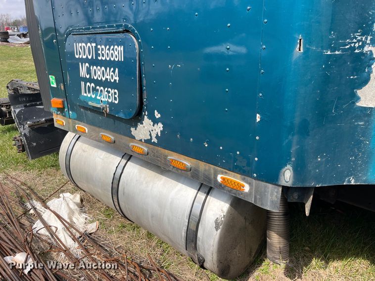 image for item LD9313 2005 International  9400i semi truck