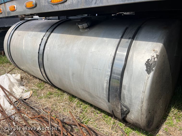 image for item LD9313 2005 International  9400i semi truck