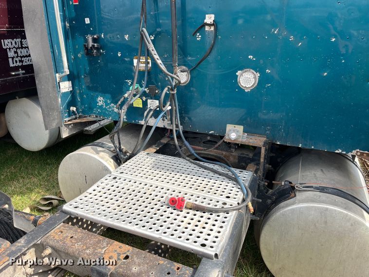 image for item LD9313 2005 International  9400i semi truck