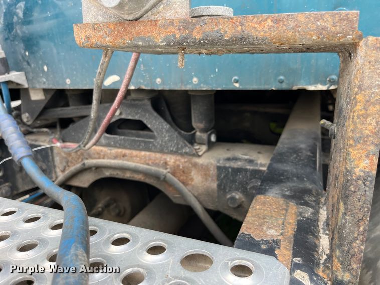 image for item LD9313 2005 International  9400i semi truck