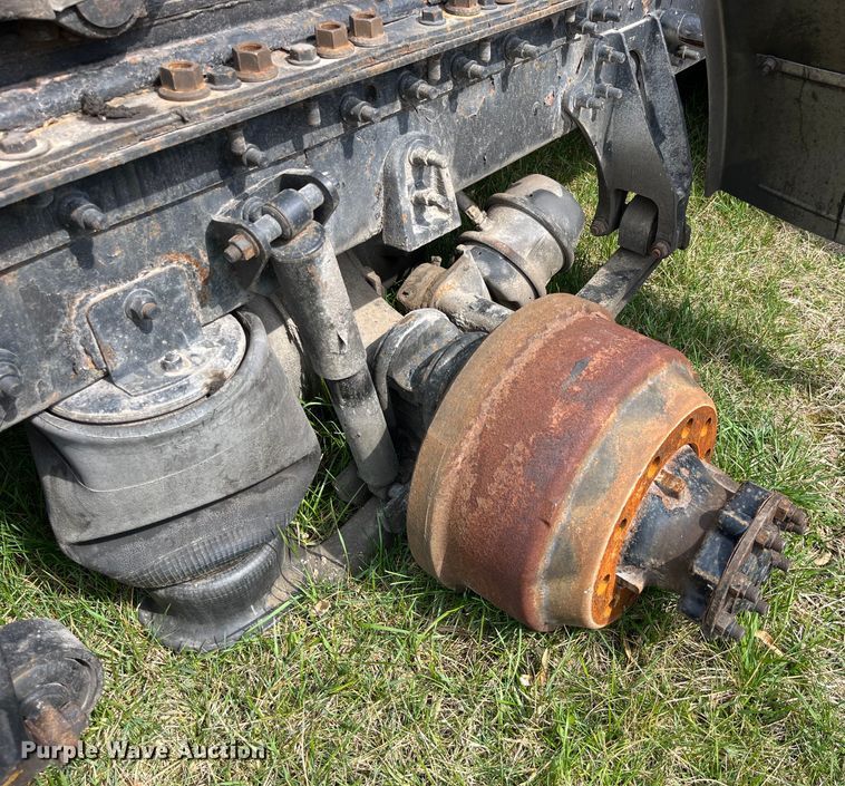 image for item LD9313 2005 International  9400i semi truck