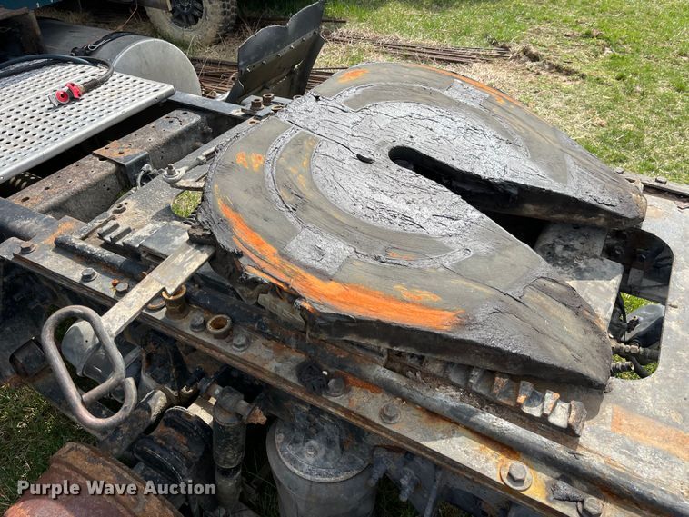 image for item LD9313 2005 International  9400i semi truck