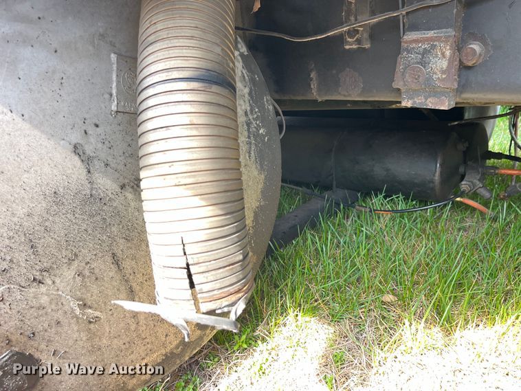 image for item LD9313 2005 International  9400i semi truck