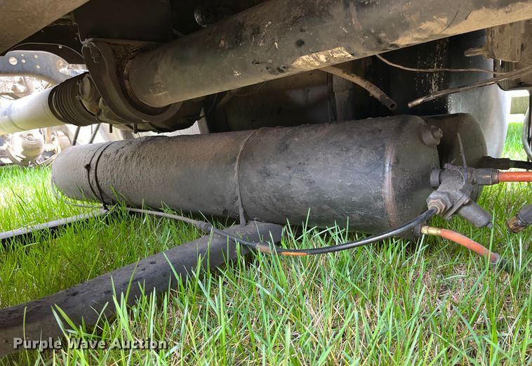 image for item LD9313 2005 International  9400i semi truck