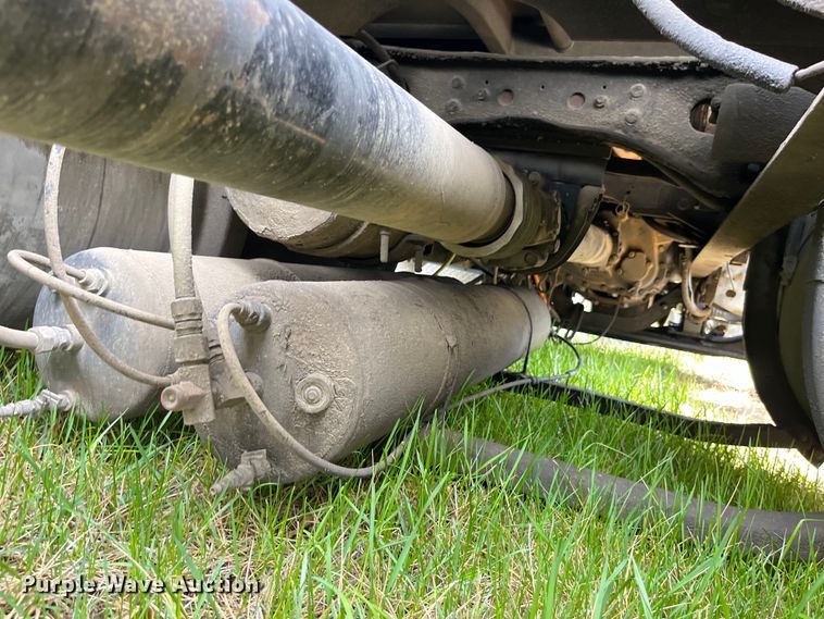 image for item LD9313 2005 International  9400i semi truck