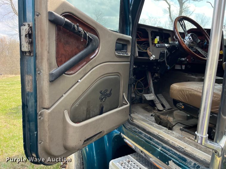 image for item LD9313 2005 International  9400i semi truck