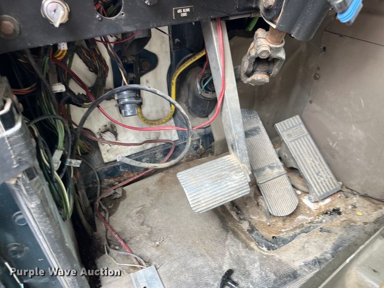 image for item LD9313 2005 International  9400i semi truck