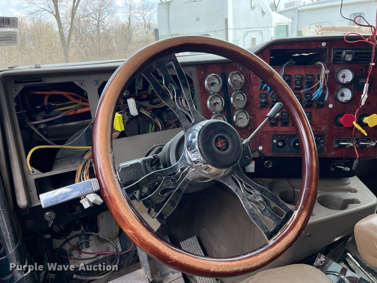 image for item LD9313 2005 International  9400i semi truck