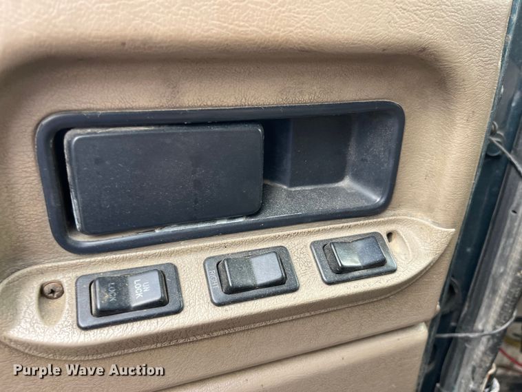 image for item LD9313 2005 International  9400i semi truck