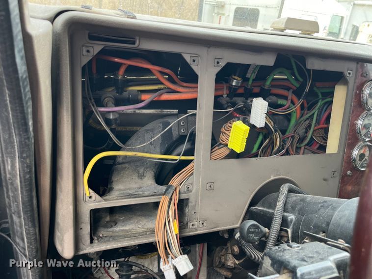 image for item LD9313 2005 International  9400i semi truck