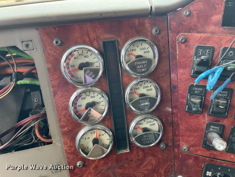 image for item LD9313 2005 International  9400i semi truck