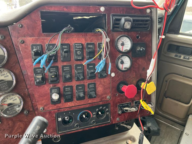 image for item LD9313 2005 International  9400i semi truck